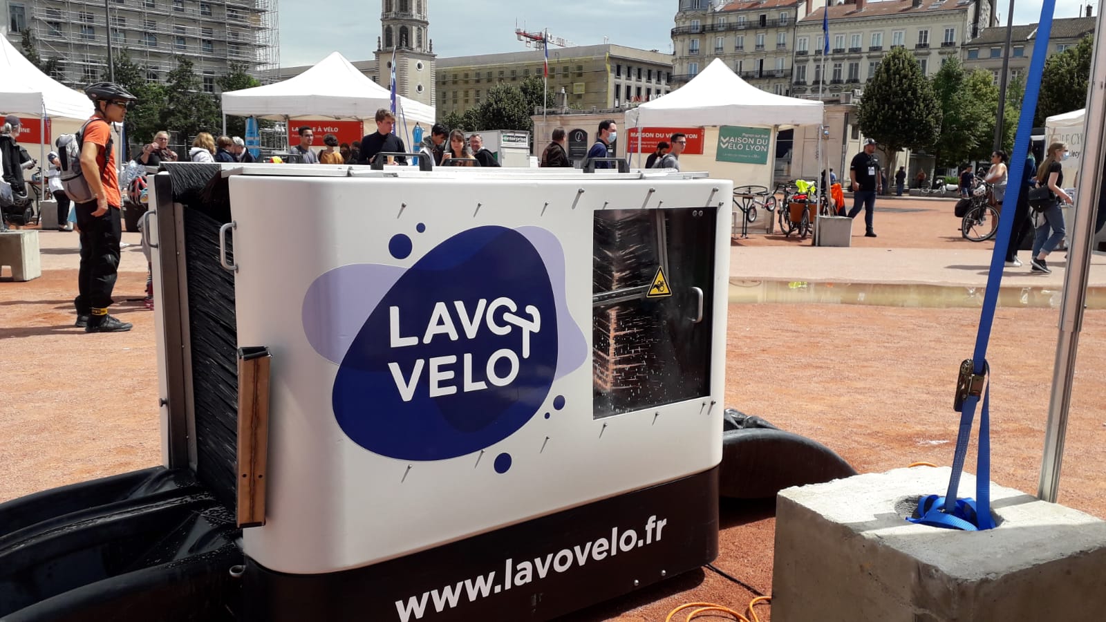 Photo de la machine Lavovélo lors d'un évènement place Bellecour, Lyon